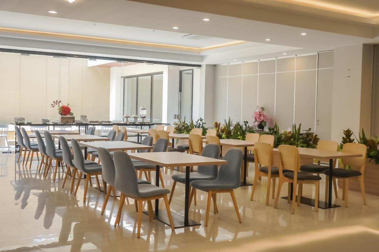 Front One King Hotel Tuban Tuban  Exterior foto