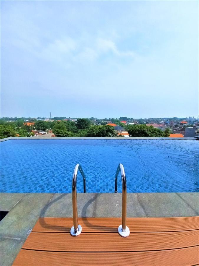 Front One King Hotel Tuban Tuban  Exterior foto