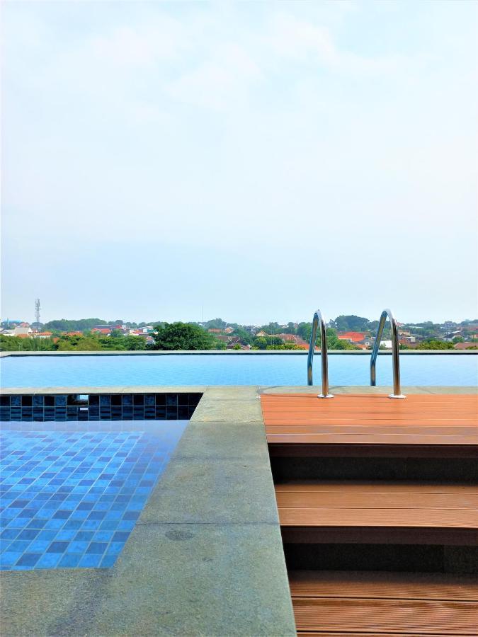 Front One King Hotel Tuban Tuban  Exterior foto