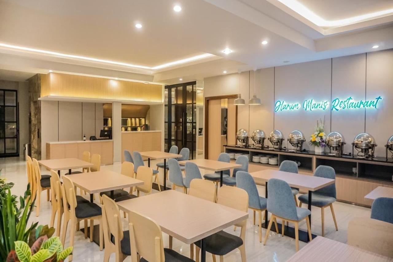 Front One King Hotel Tuban Tuban  Exterior foto